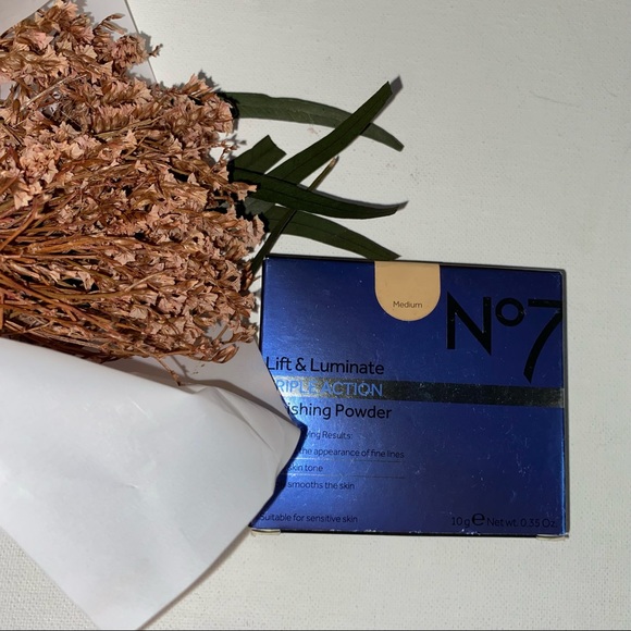 No7 Lift & Luminate Powder - Picture 5 of 5